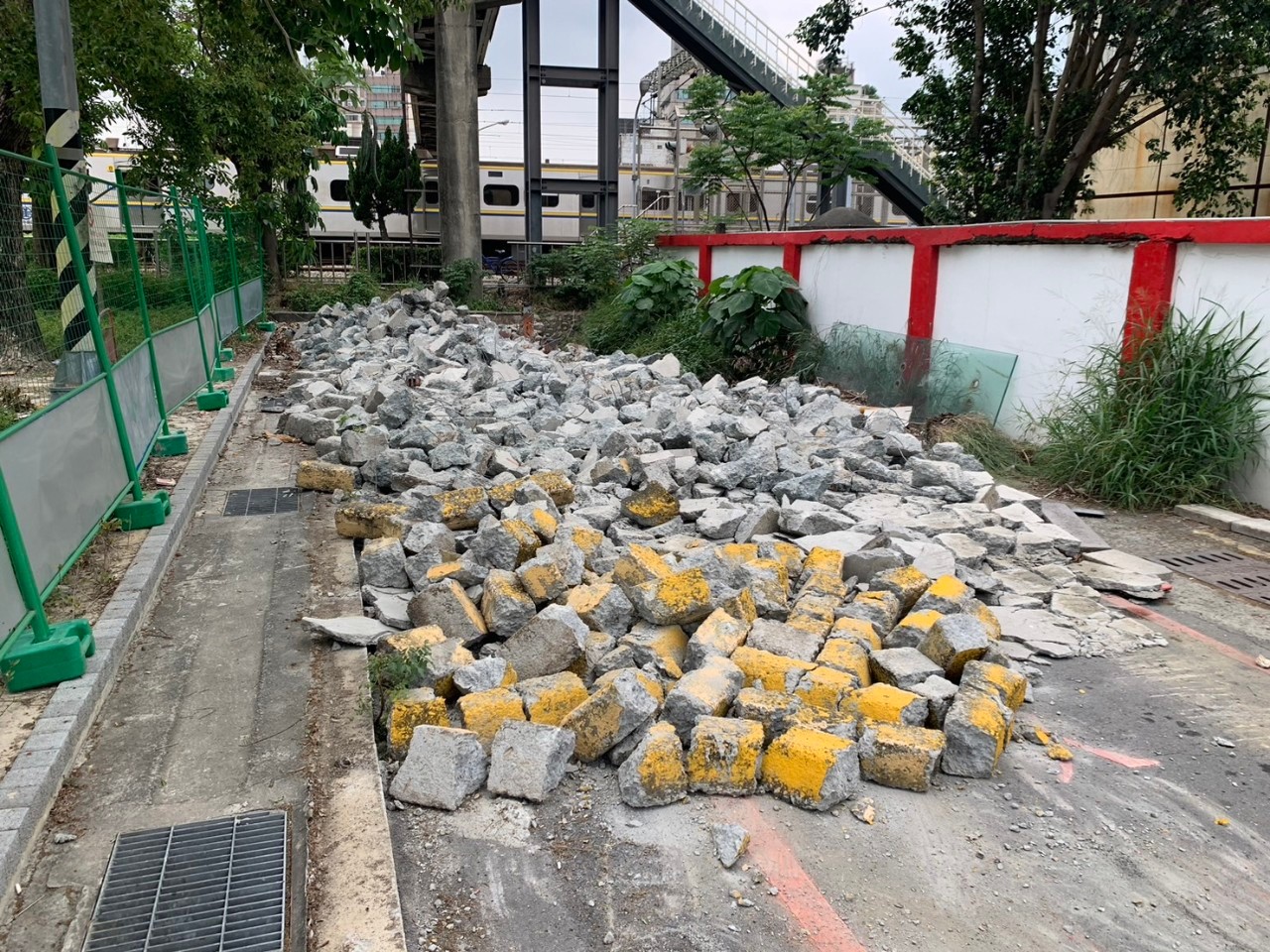 LINE_ALBUM_專案實績2-彰化市公所火車站後廣場通道綠化改善工程_241126_2.jpg